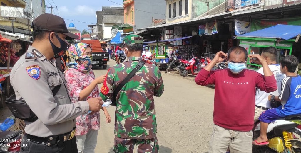 Kegiatan Bagi Bagi Masker antara pihak desa belerja sama dengan kepolisian dan dan ramil-1